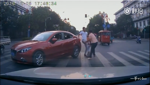 父女被车蹭反被踹 父女被车蹭反被踹